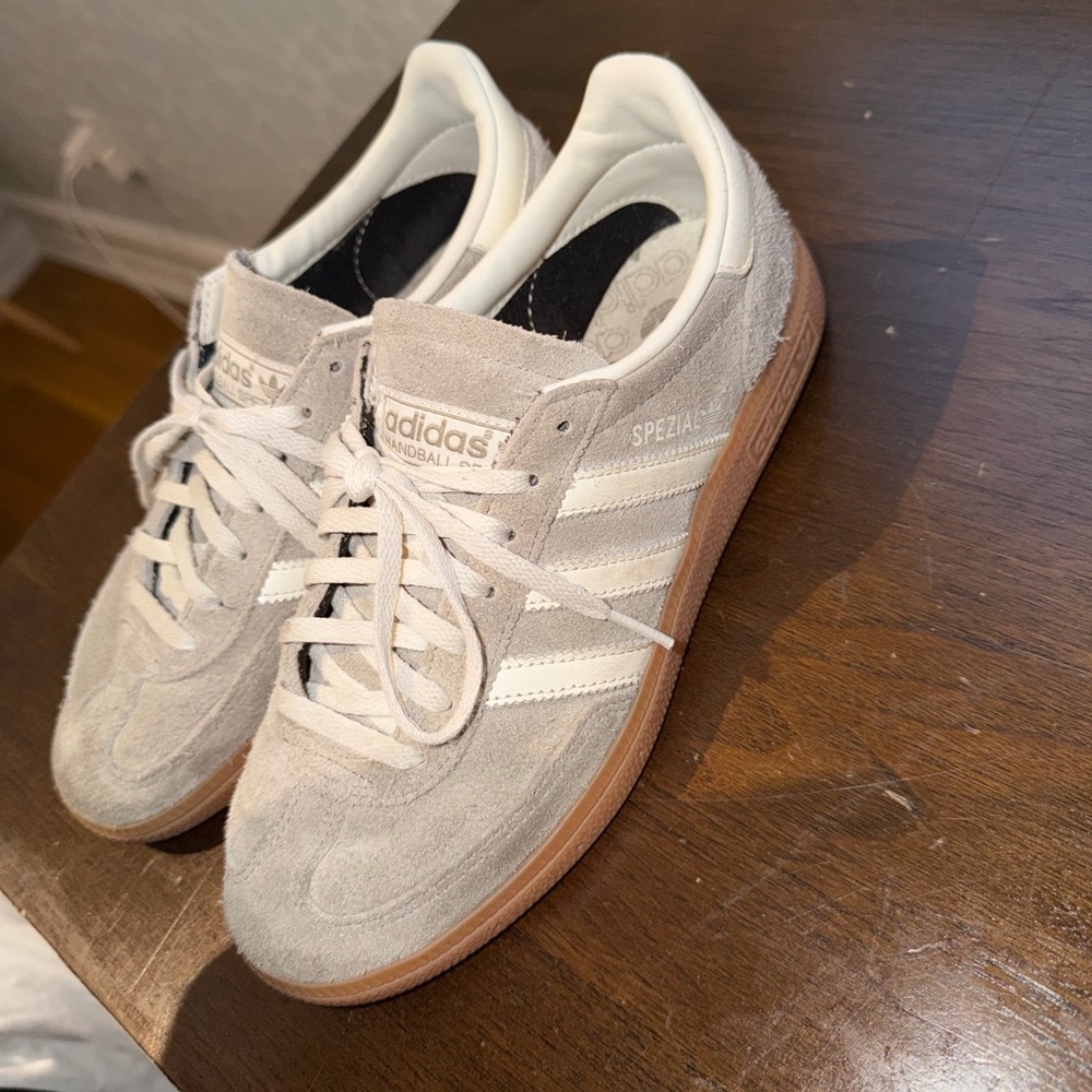 adidas Spezial women’s Suede Sneakers in Light Grey
